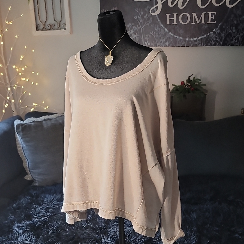 🐈 Free People Oversized Light Distresses Top